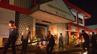 Anggota pemadam kebakaran berupaya memadamkan api yang membakar sejumlah ruangan saat terjadinya kerusuhan.