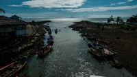 Abu Gunung Anak Krakatau mengalami erupsi pada Jumat (10/4) pukul 21.58 WIB dengan tinggi kolom abu mencapai sekitar 200 meter dengan status Waspada (level II).