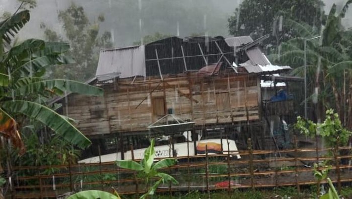 Atap rumah warga di Barru, Sulsel terbang terbawa angin puting beliung