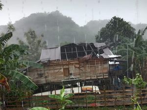 Puting Beliung Menerjang, Atap Rumah Warga Terbang ke Seberang Jalan