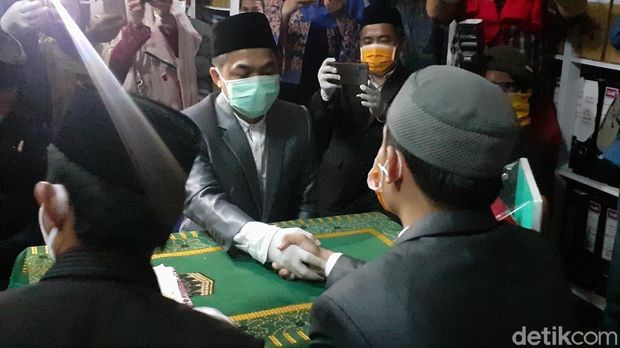 KUA Tamalate Makassar layani akad pernikahan di kantornya (MN Abdurrahman/detikcom)