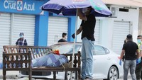 Jenazah tergeletak di pojok Kota Guayaquil, Ekuador. Jenazah ini hanyalah satu dari banyak korban tewas COVID-19. Hingga 1 April 2020, ada 1.937 orang di sini dinyatakan positif terjangkit virus SARS-CoV-2.