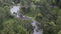 Jalan utama pun terlihat lengang. Padahal jika di akhir pekan seperti ini, kawasan tersebut tak terhindar dari kemacetan.  