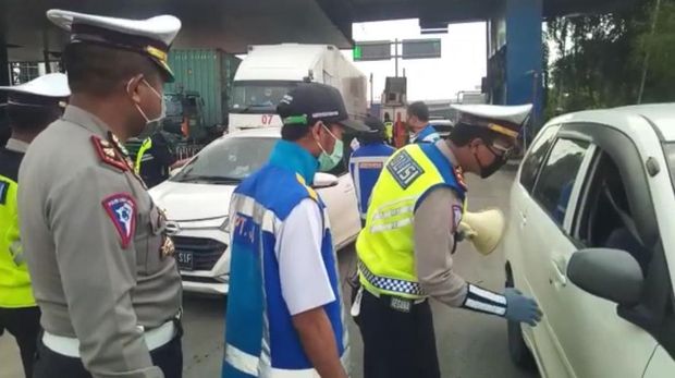 Petugas Jasa Marga dan kepolisian mengawasi beberapa akses tol ke Jakarta (dok. Jasa Marga)