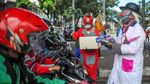 Aksi Badut Bagikan Masker di Bandung