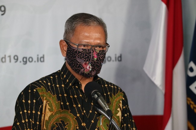 Masker hitam, juga dengan motif bunga, pernah pula menjadi andalannya. (Foto: dok. BNPB)