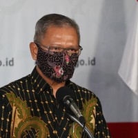 Masker hitam, juga dengan motif bunga, pernah pula menjadi andalannya. (Foto: dok. BNPB)