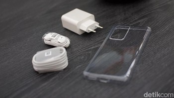 Huawei memberikan case silikon transparan, cherger, kabel data USB Type C, dan earphone. Foto: Adi Fida Rahman/detikINET