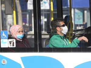 COVID-19 Kian Terkendali, Warga Kini Boleh Copot Masker di Angkutan Umum