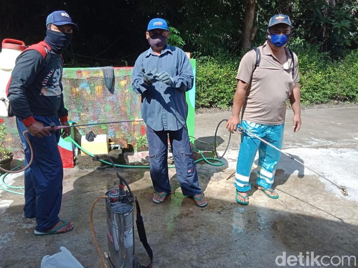 Warga Kecamatan Wonosari Klaten menyemprotkan disinfektan setelah satu warga meninggal sepulang dari Gowa, Sabtu (11/4/2020).