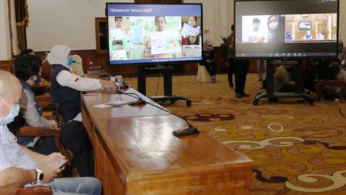 Khofifah Sapa Pasien Sembuh Corona Lewat Video Conference