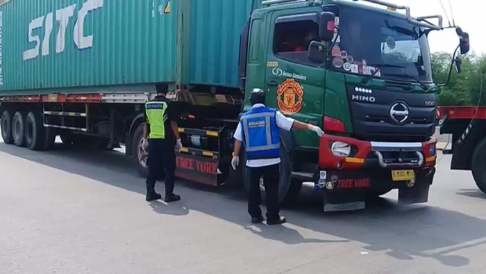 Petugas Jasa Marga dan kepolisian mengawasi beberapa akses tol ke Jakarta (dok. Jasa Marga)