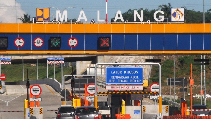 RUAS TERAKHIR TOL MALANG-PANDAAN DIOPERASIONALKAN Pengendara mobil melintas di pintu keluar tol Malang-Pandaan Seksi V yang baru dioperasionalkan di Madyopuro, Malang, Jawa Timur, Sabtu (11/4/2020). Kementerian Pekerjaan Umum dan Perumahan Rakyat (PUPR) mulai mengoperasionalkan ruas terakhir jalan tol Malang-Pandaan tersebut untuk mempermudah akses termasuk pengiriman logistik tanpa diberlakukan tarif atau gratis selama situasi pandemi COVID-19. ANTARA FOTO/Ari Bowo Sucipto/wsj.