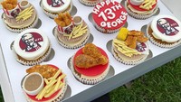 Amy Lou sering menerima pesanan untuk acara ulang tahun. Seperti beberapa cupcake ini dihias dengan miniatur beragam menu KFC yang nampak lezat. Ada ayam goreng, kentang goreng, chicken strip dan lainnya. Foto: Instagram @amyscupcakesx