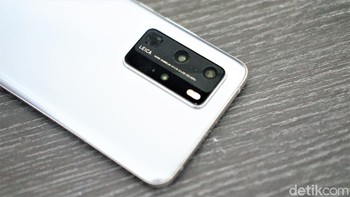 Empat kamera disematkan di bagian belakang. Kamera utamanya berukuran 50MP dengan kuran sensor 1/1.28 inch yang diklaim lebih besar dari Galaxy S20 Ultra. Selain itu dibekali filter warna RYYP. Foto: Adi Fida Rahman/detikINET