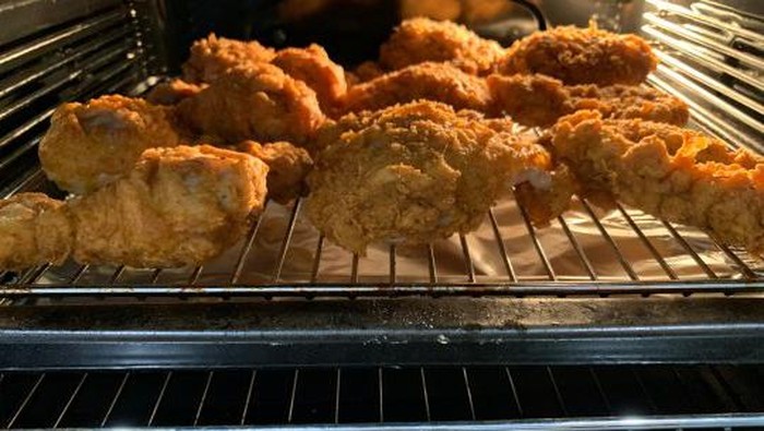 Pria tiru resep ayam KFC