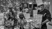 Direktur Utama PT Jakarta Tourisindo (Jaktour) Novita Dewi menyatakan bahwa Kami berikan penginapan yang layak, kemudian juga makan itu free flow, baik pagi, siang, malam, snack. Jadi kapan mereka lapar, kami siapkan”. 