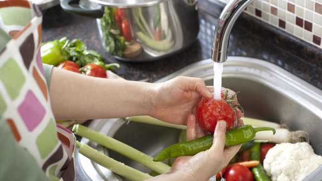 5 Tips Cuci Buah dan Sayur yang Perlu Kamu Tiru di Rumah