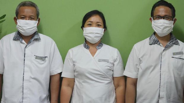 Masker wajah jumlahnya kian terbatas di tengah wabah Corona. Karyawan InterContinental Bali Resort berinisiatif membuat masker wajah yang dijahit dari material daur ulang kain linen.