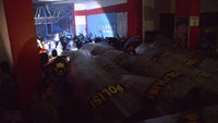 Ratusan Polisi melakukan barikade ketika berupaya masuk untuk menertibkan narapidana saat terjadinya kerusuhan.