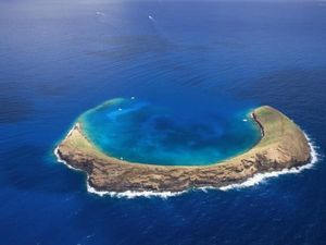 Pulau Unik yang Berbentuk Huruf U