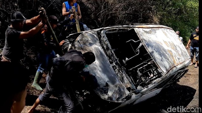 Taksi Online Dibakar Massa di Tasikmalaya