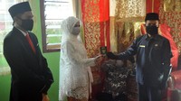 Penyelenggaraan pernikahan tetap dilaksanakan di kantor KUA setempat dengan mematuhi protokol pencegahan COVID-19 sesuai panduan dari Kementerian Agama, di antaranya tidak boleh lebih dari 10 orang dan harus menggunakan masker serta sarung tangan.