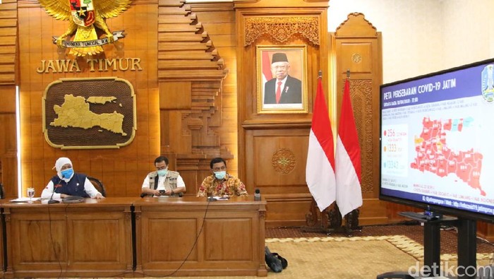 Kepala OJK jatim berbaju Batik
