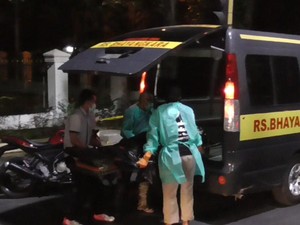 Tergeletak di Trotoar Medan, Seorang Pria Dievakuasi Pakai Prosedur Corona