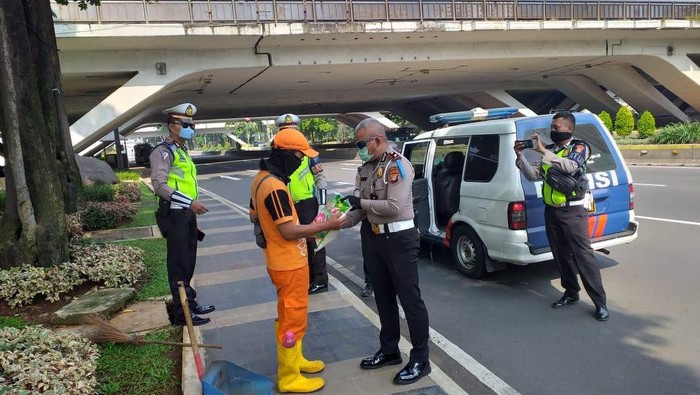 Ditlantas Polda Metro Jaya Bagi-bagi-beras