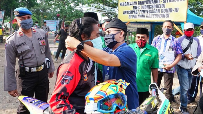 bupati anas pasang masker ke pengguna jalan