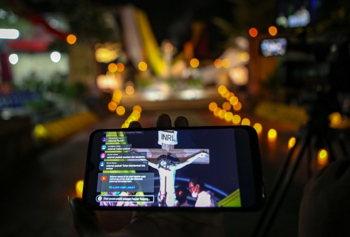 Ibadah Malam Paskah via Online Guna mencegah meluasnya penyebaran virus Corona ibadah malam Paskah ditayangkan secara online agar umat Katolik dapat ikuti ibadah dari rumah. Berikut potretnya