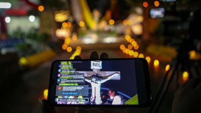 Potret Ibadah Malam Paskah Via Online di Indonesia