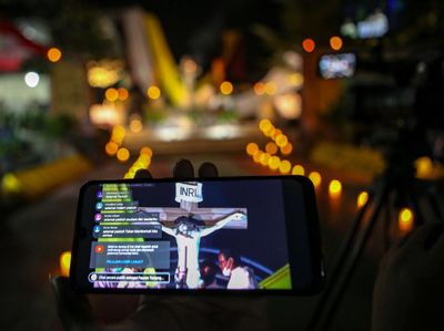 Potret Ibadah Malam Paskah Via Online di Indonesia