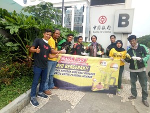 Jaga Daya Tahan, Pekerja Harian Dapat Makanan & Suplemen Gratis