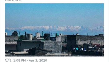 Penduduk setempat dari distrik Jalandhar di Punjab, India, yang jaraknya hampir 125 mil dari Himalaya, ramai-ramai membagikan foto kecantikan barisan pegunungan yang tertutup salju tersebut. Foto: via Bored Panda