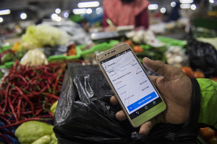 Belanja online jadi alternatif untuk memenuhi kebutuhan sehari-hari selama pembatasan sosial imbas Corona. Hal itu diharapkan dapat cegah penyebaran COVID-19.