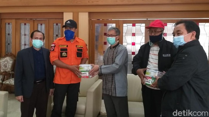 UPI salurkan bantuan APD dan Masker untuk tenaga medis di Majalengka