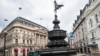 Kawasan Piccadilly Circus di London tampak sepi saat dipotret pada 30 Maret 2020 silam. Area publik yang populer di London itu sebelumnya tak pernah sepi dari aktivitas warga, hal itu terlihat pada foto dibawah yang diambil pada bulan Maret tahun 2012 silam. Leon Neal/Getty Images, Oli Scarff/Getty Images.