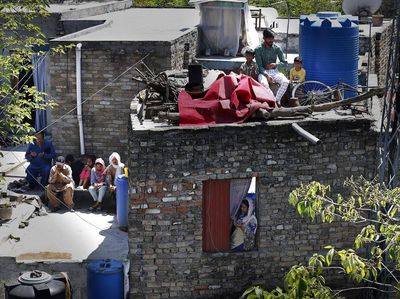 Lawan Corona, Warga Pakistan Ibadah Minggu Paskah di Atap Rumah