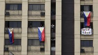 Bendera Filipina juga turut dipajang oleh warga yang tengah menjalani masa karantina terkait COVID-19 di kawasan Manila, Filipina.