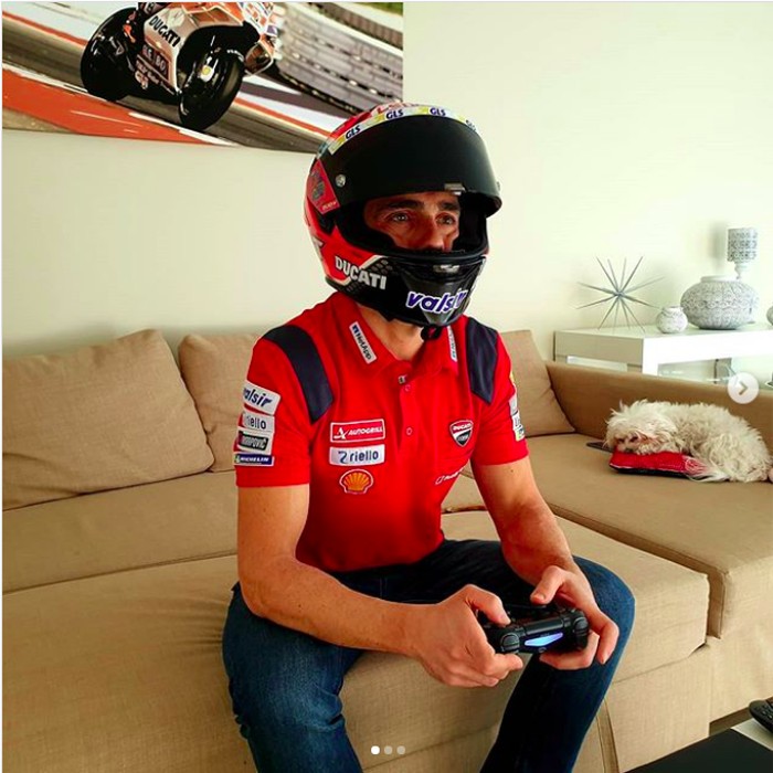 Pebalap Ducati Main PS Pakai Helm Indonesia Pebalap Ducati Main PS Pakai Helm Indonesia