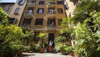 Aksi dua musisi yang tergabung dalam La Scala Philharmonic Orchestra itu mendapat perhatian dari para penghuni apartemen lainnya. Mereka memberikan tepuk tangan serta merekam penampilan kedua musisi tersebut saat bermain alat musik.