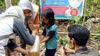 Selain memberikan edukasi, PT LAJ anak usaha PT Royal Lestari Utama perusahaan pengelola Hutan Tanaman Industri (HTI) Karet juga memberikan beragam bantuan alat kesehatan seperti alat untuk memcuci tangan. Foto: dok. RLU