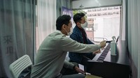 Truk-truk tersebut siap mendatangi lokasi tempat tinggal para muridnya untuk memberikan kelas musik kepada mereka selama diterapkannya pembatasan sosial untuk mencegah penyebaran virus Corona di Hong Kong.