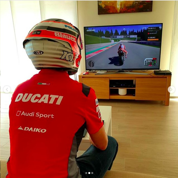 Pebalap Ducati Main PS Pakai Helm Indonesia