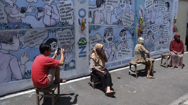 Kampung Hepi, Joho, Manahan, Solo juga memiliki mural. Mural tersebut dibuat warga setempat untuk mengedukasi warga tentang hidup bersih dan sehat sebagai upaya mencegah penyebaran COVID-19 sekaligus mengampanyekan gerakan antihoaks. (ANTARA FOTO/Maulana Surya/foc) Kampung Hepi, Joho, Manahan, Solo juga memiliki mural. Mural tersebut dibuat warga setempat untuk mengedukasi warga tentang hidup bersih dan sehat sebagai upaya mencegah penyebaran COVID-19 sekaligus mengampanyekan gerakan antihoaks. (ANTARA FOTO/Maulana Surya/foc)