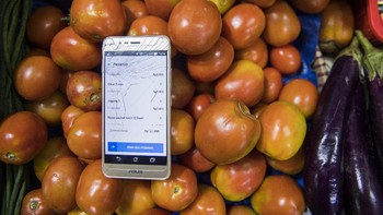 Di tengah imbauan untuk melakukan pembatasan sosial guna melawan penyebaran virus Corona, belanja online jadi alternatif bagi warga untuk memenuhi kebutuhan sehari-hari. Antara Foto/M Agung Rajasa.