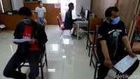 Warga pun tampak mengenakan masker saat beraktivitas.