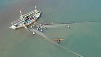 Menurut nelayan, hasil tangkapan ikan menurun dari biasanya nelayan mampu mengumpulkan sebanyak 5 kwintal ikan, kini mereka hanya mendapat 1 kwintal akibat perubahan arus laut menjelang peralihan musim.